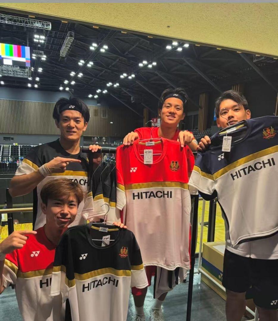 日立　hitachi ヨネックス　ウェア　赤