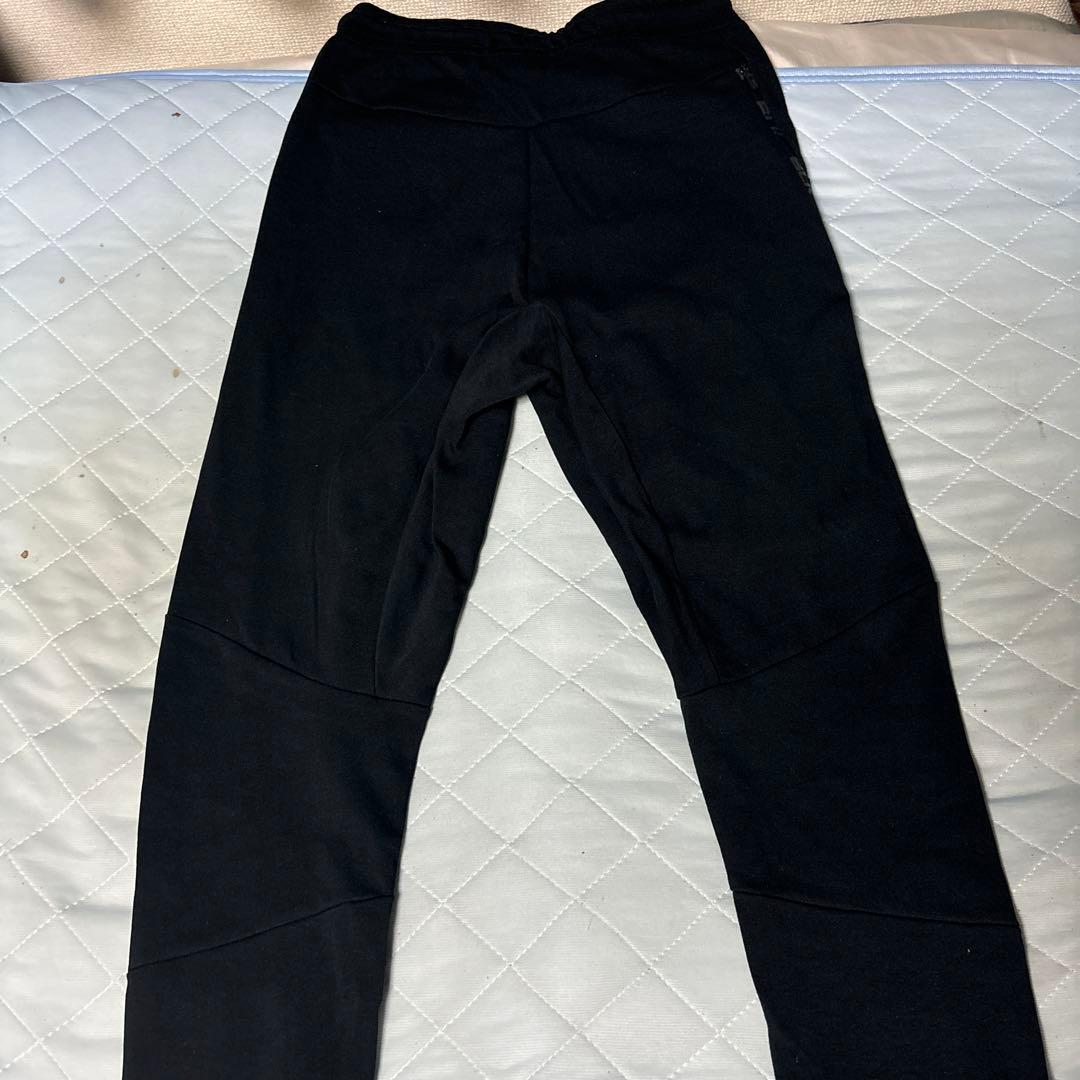 BLKの長パンツ