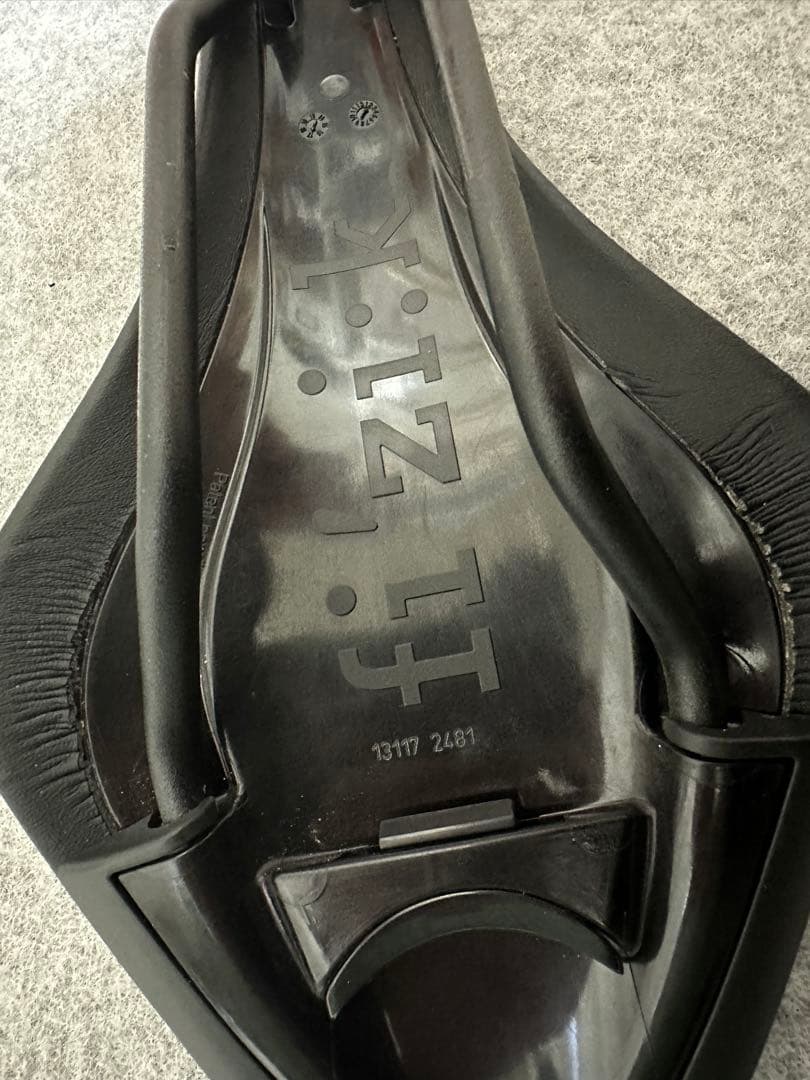 fi'zi:k フィジーク　Arione R5サドル