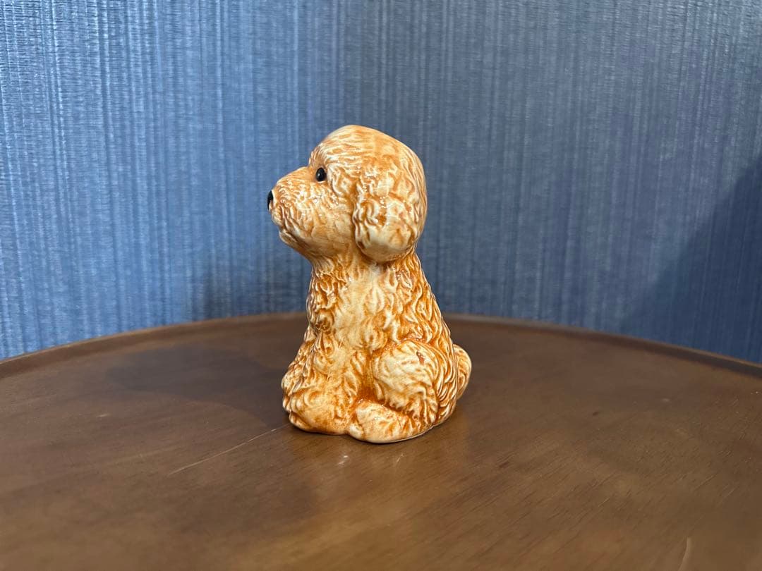 オレンジ色の犬の花瓶