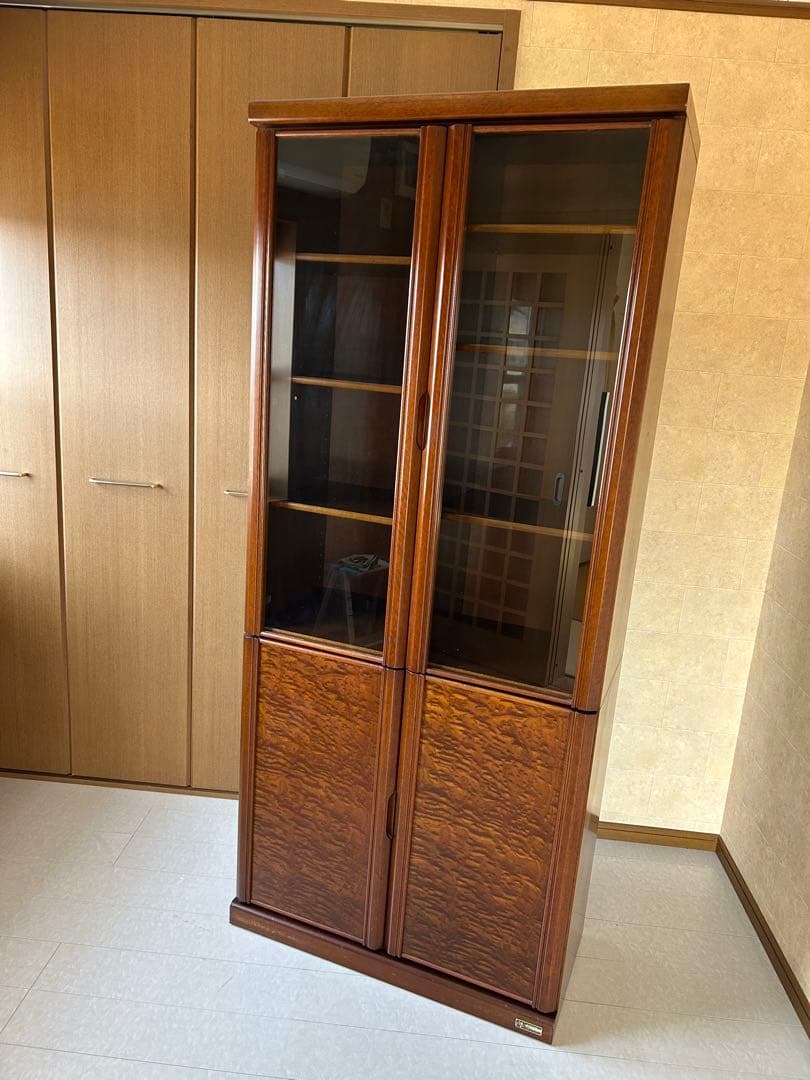 久和屋　ブラウン木製ガラス扉本棚、食器棚