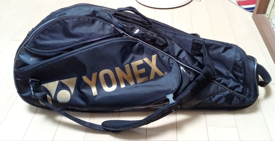 【値下げしました】　YONEX　テニスラケットバッグ （ブラック×金ロゴ）