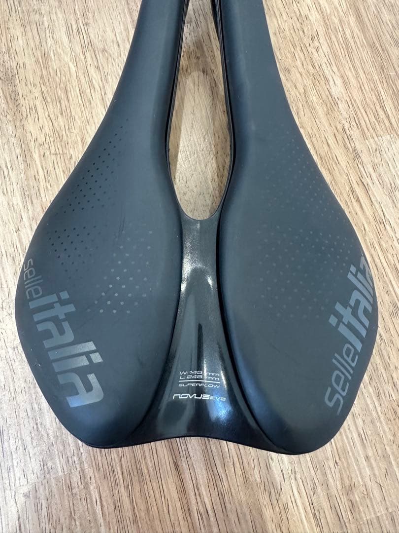 Selle Italia NOVUS EVO サドル 145mm