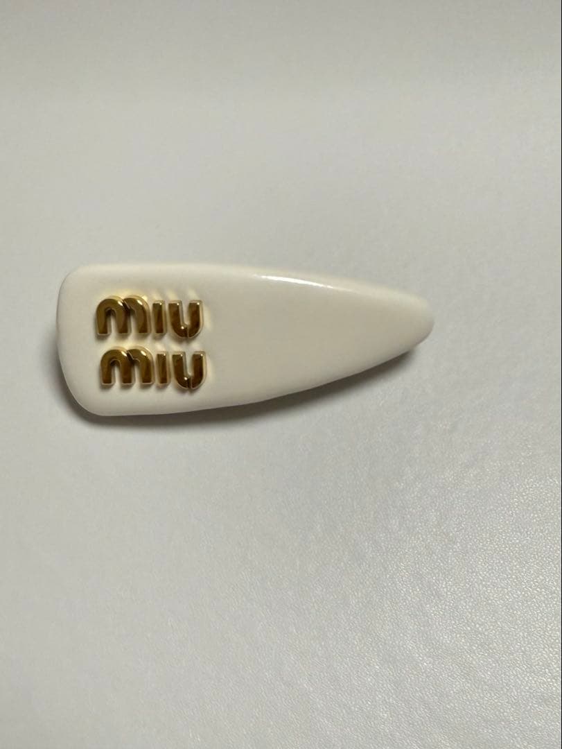 MIU MIU パテントレザー ヘアクリップ