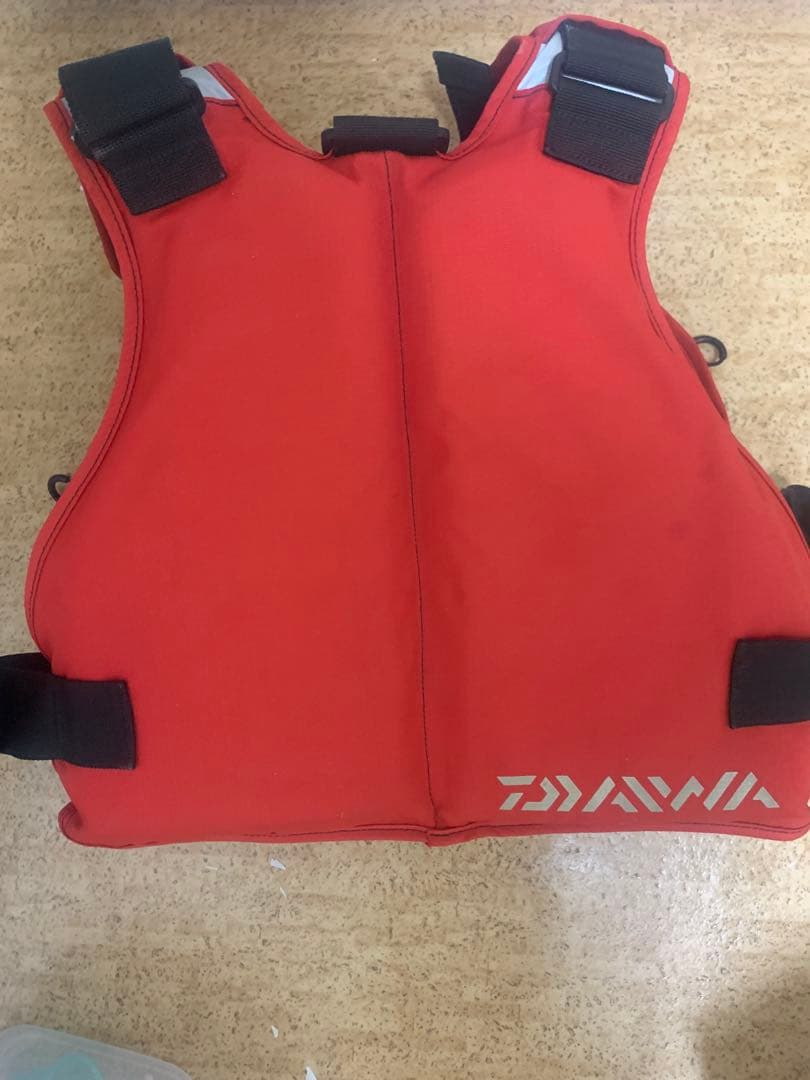 Daiwa フローティングジャケット レッド