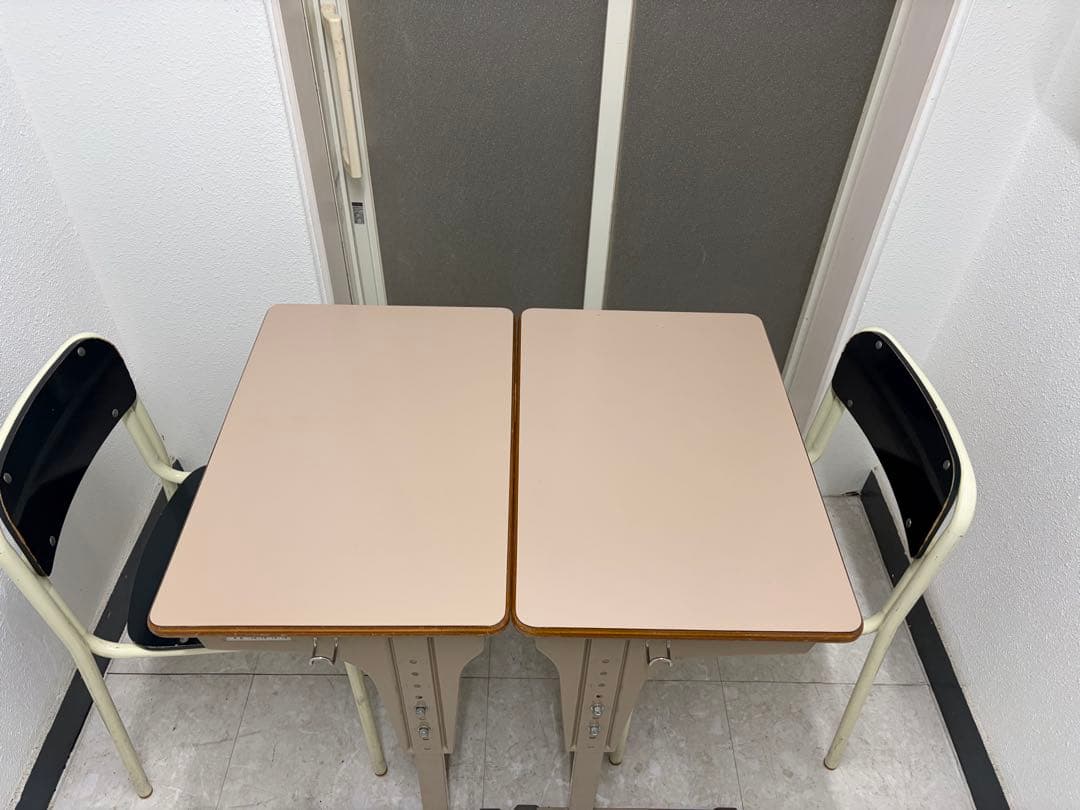 学校机　椅子　2セット　引き取り限定　大阪摂津市からです。　近場は自社配達可能