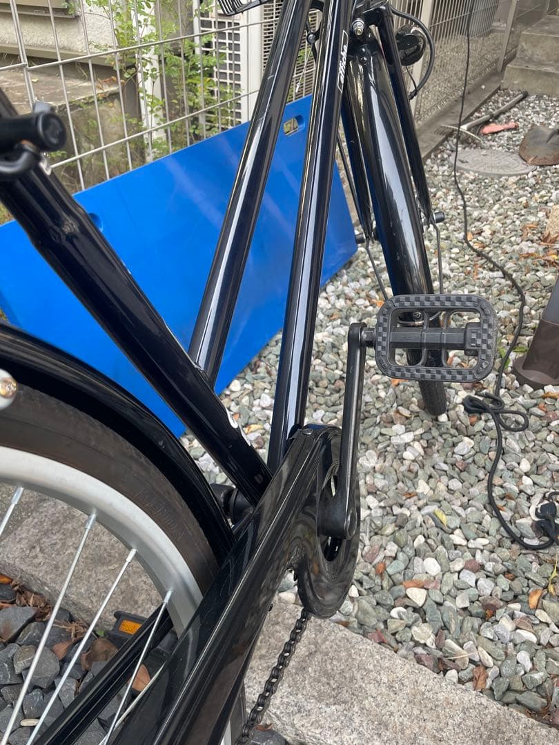 黒いシティサイクル 26インチ 前バスケット付き