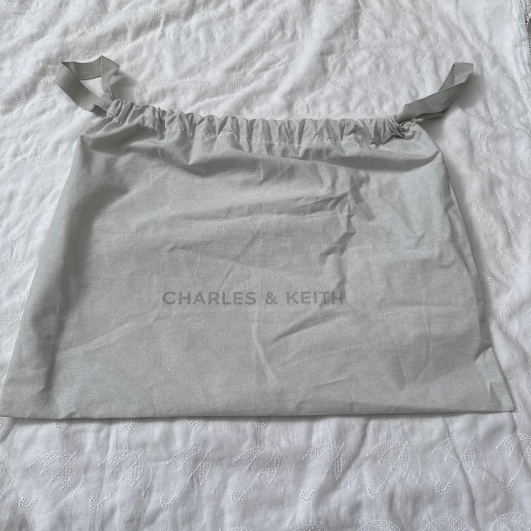 CHARLES & KEITH バッグ　キルトプッシュロッククラッチ