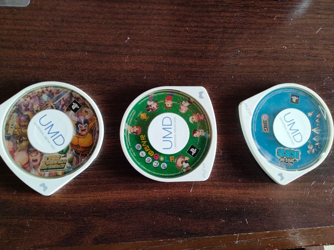 プレステーションポータブル本体＆ソフト3つ＆充電アダプターです。
