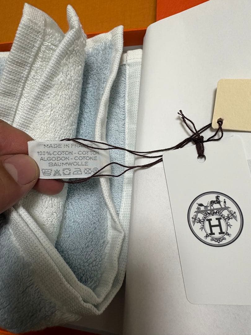 HERMESハンドタオル　コットン100% 箱付き、リボン、袋あり