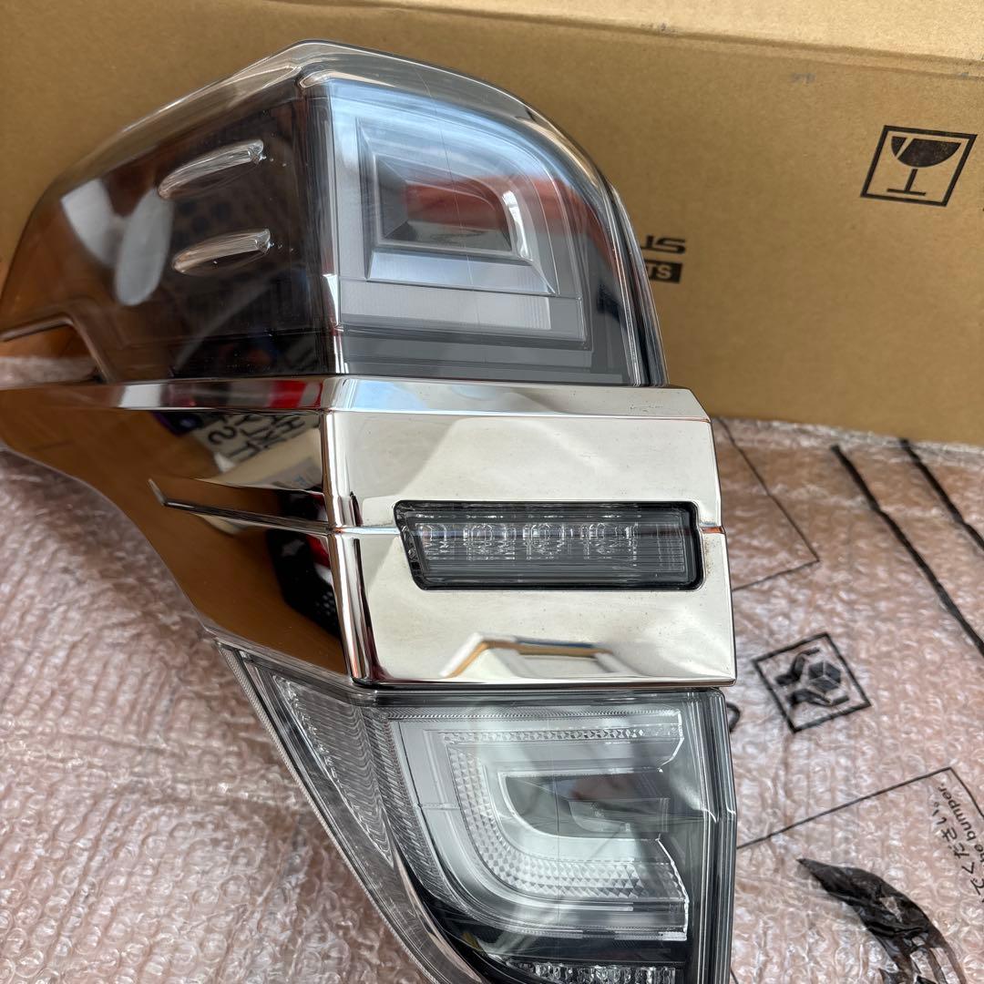 トヨタ30ベルファイヤ左テールランプ