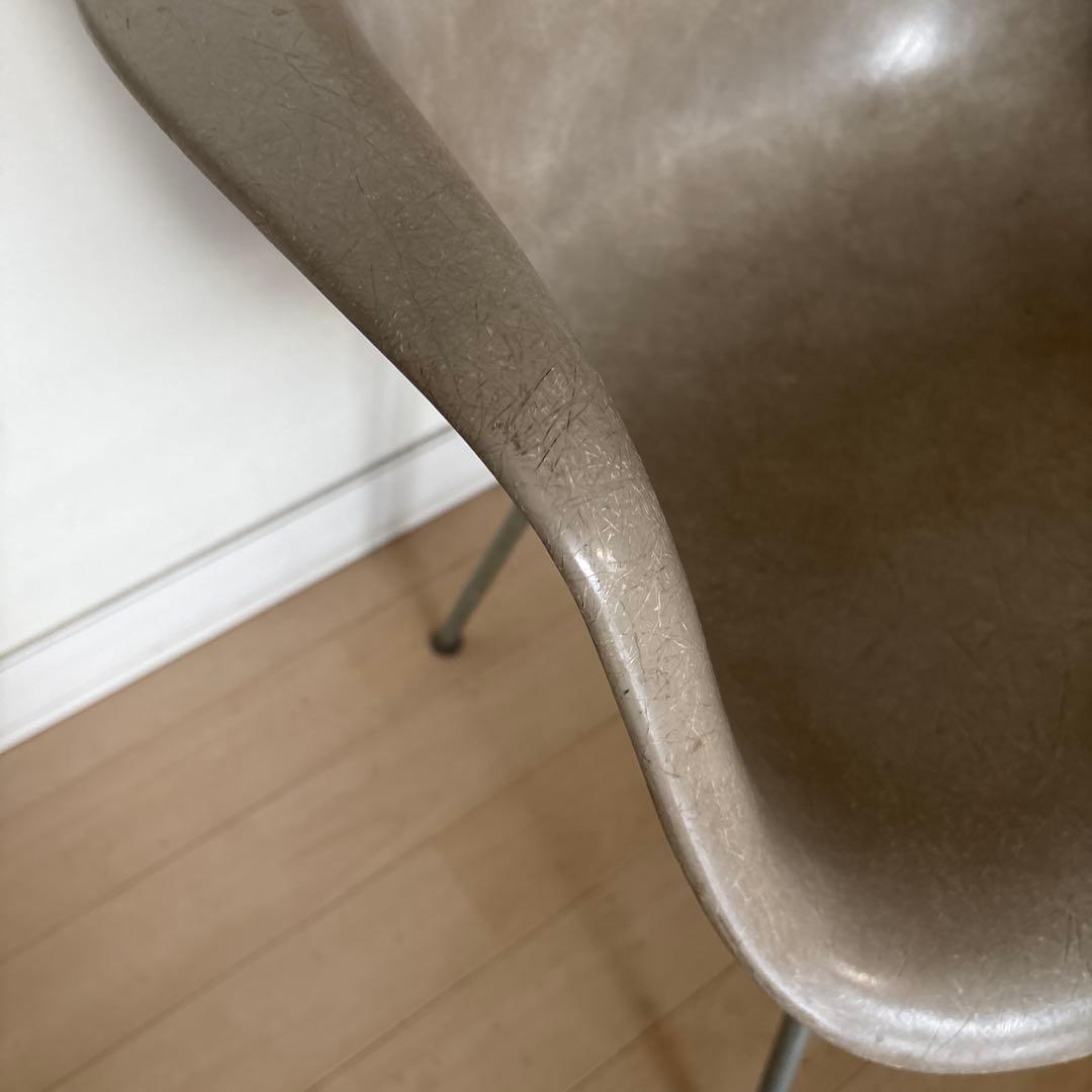 ハーマンミラー Eames Arm shell