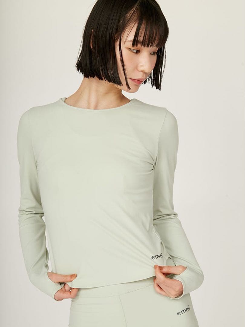 emmi yoga新品⭐️サステナレッチデザインプルオーバー水陸両用ラッシュガード
