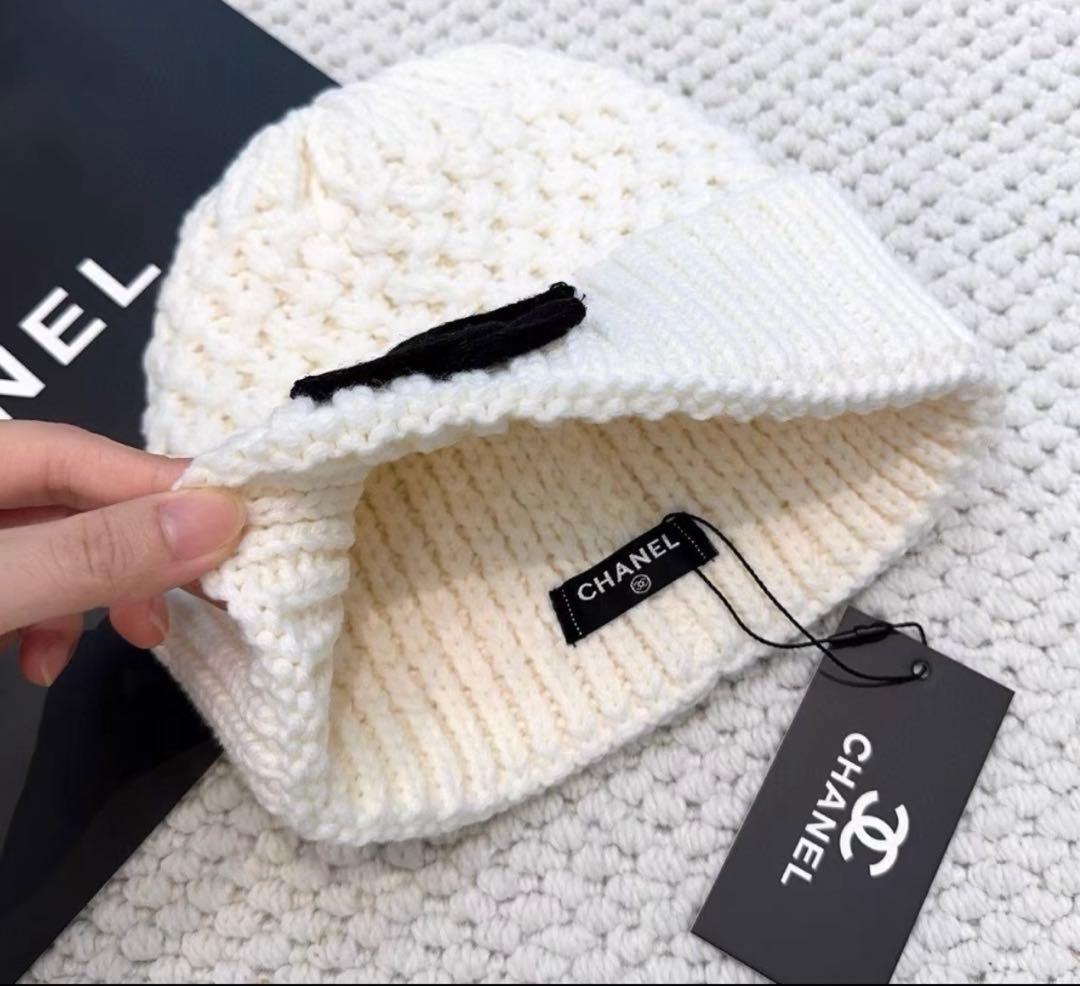 CHANEL ホワイトニット帽 ロゴ刺繍 ふわふわ可愛い