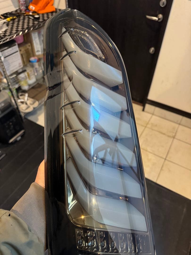 美品ハイエースヴァレンティJEWEL LEDテールランプULTRAシグマ