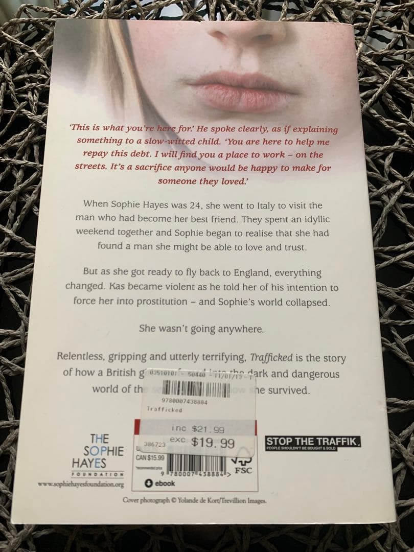 2冊セットTrafficked , The twins 洋書