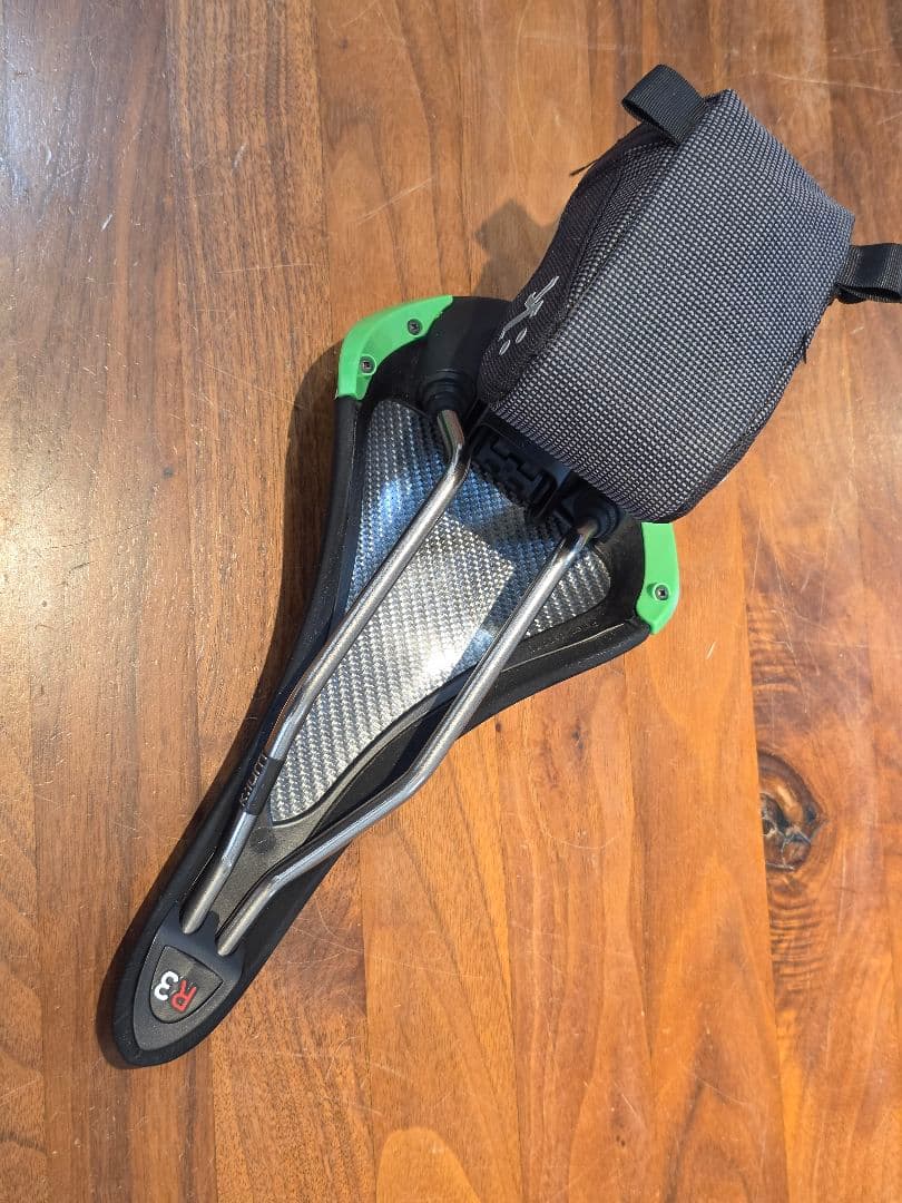 Fizik アリアンテ　ALIANTE　R3　サドル 緑　フィジーク