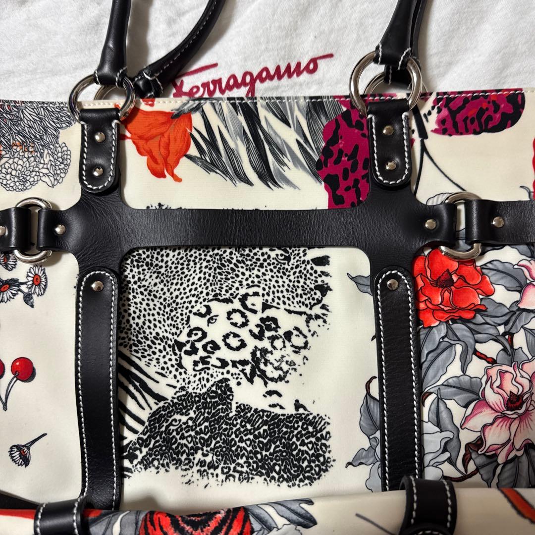 新品 未使用 フェラガモ ヒョウ 花柄 バッグ 布袋付き