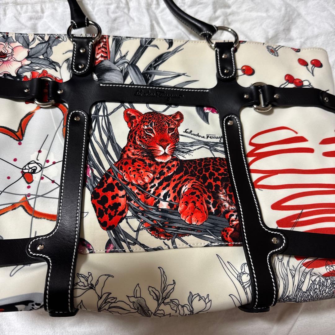 新品 未使用 フェラガモ ヒョウ 花柄 バッグ 布袋付き