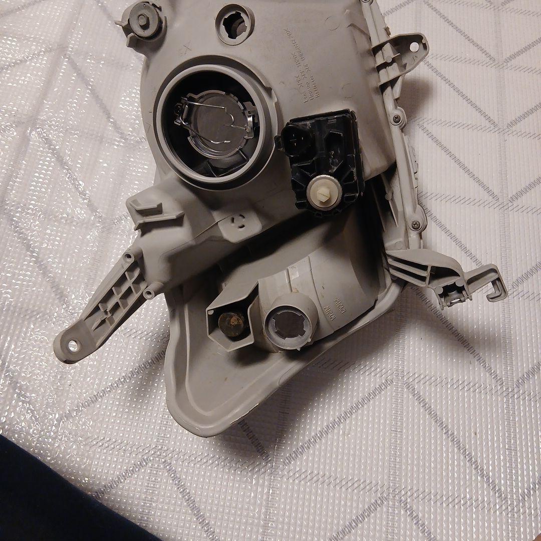 トヨタ　プロボックス　サクシードヘッドライト助手席側中古ジャンク