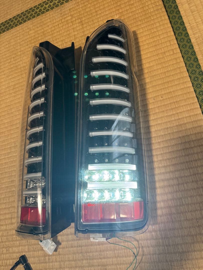 ①200系ハイエースバン　社外LEDテールランプセット　点灯確認済　送料込み
