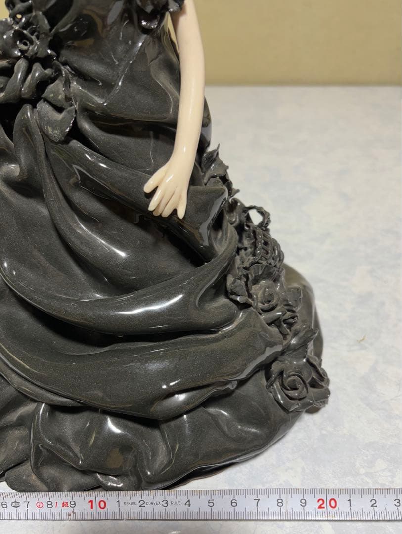 ロマンドール 黒いドレス 女性像 置物 インテリア 陶器