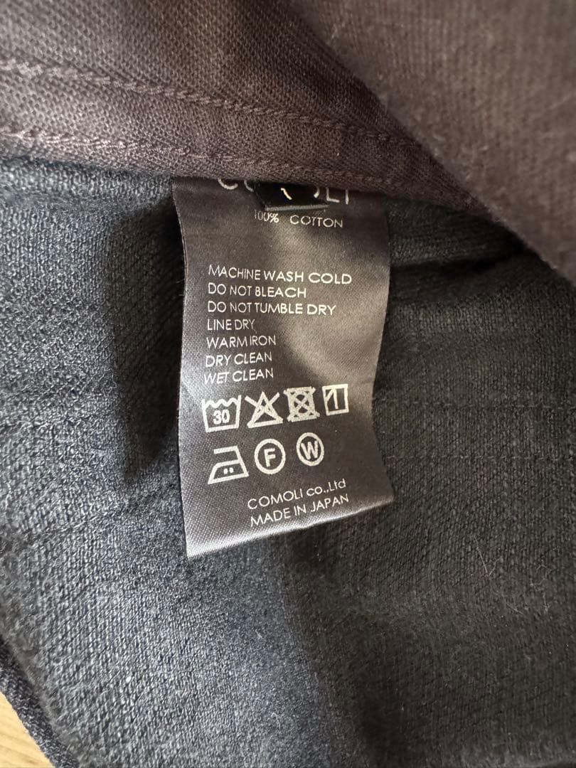 COMOLI ブラックデニム テーパードパンツ 25AW