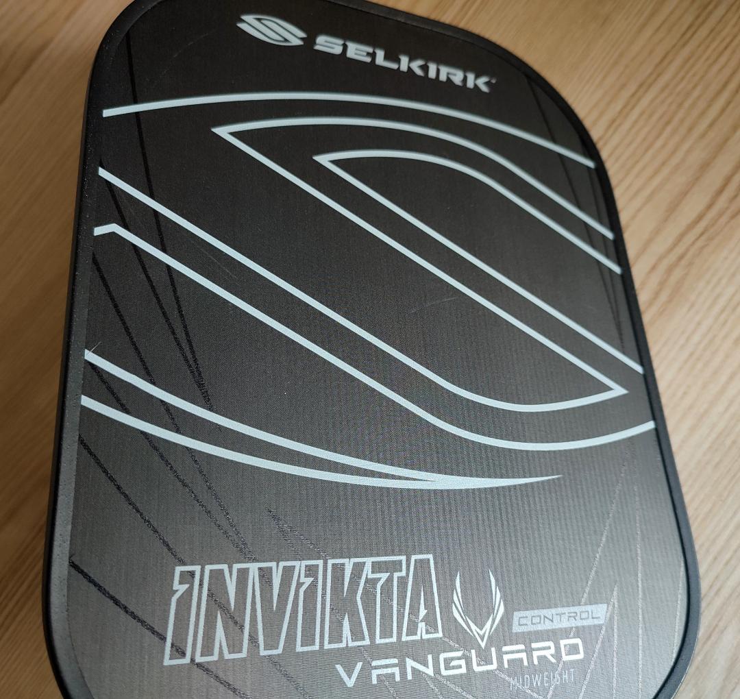 ピックルボールパドル Selkirk Vanguard Invikta 黒い