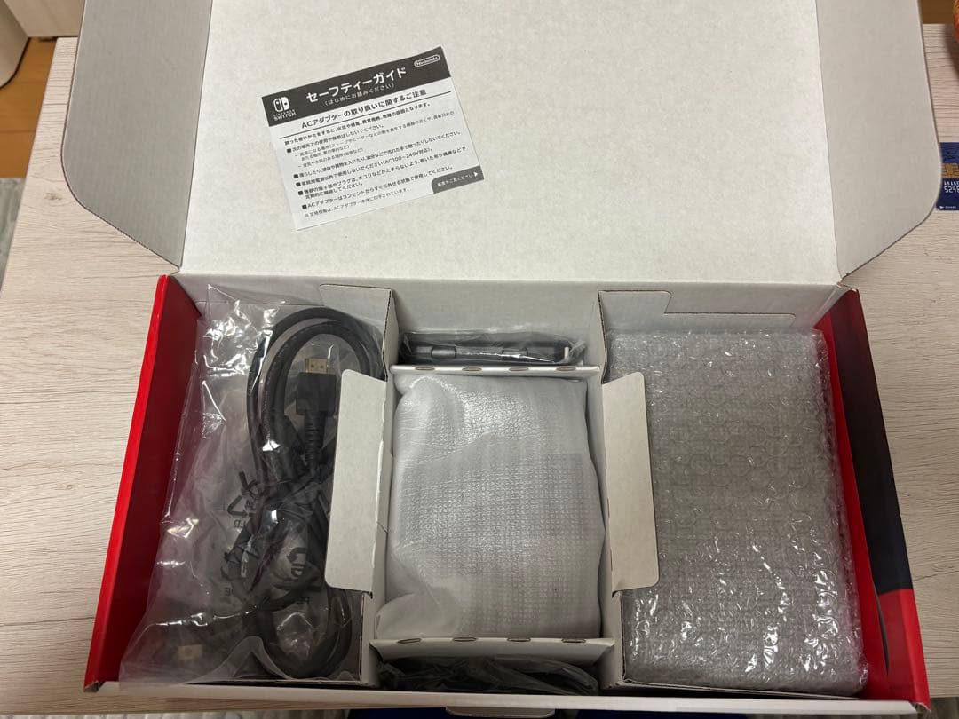 照*り様 Nintendo Switch 本体 青と赤のジョイコン