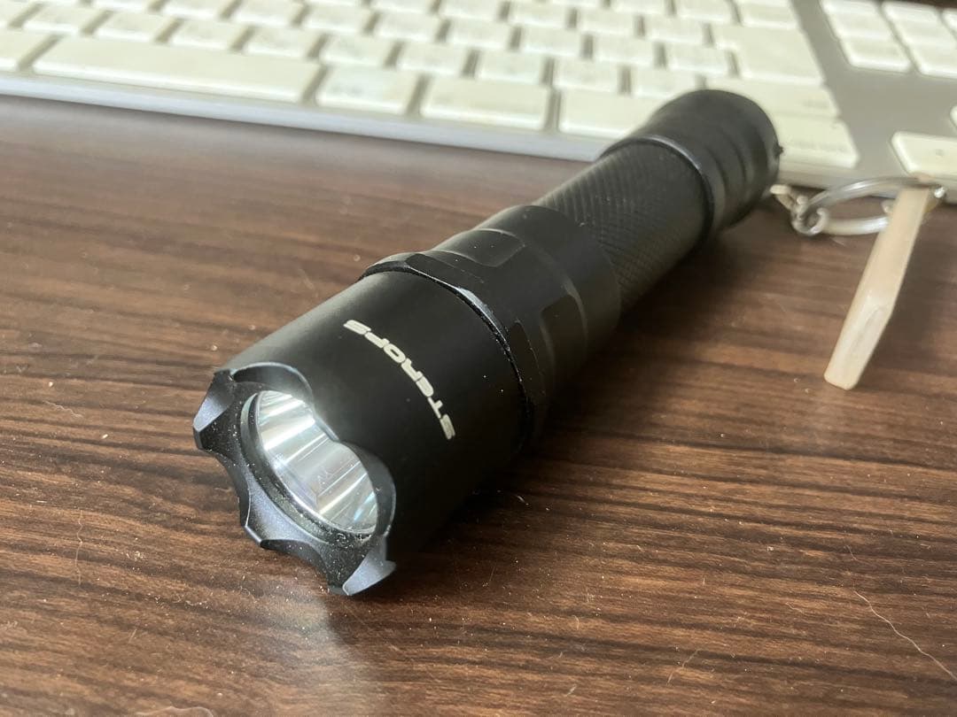 中古　新品非充電リチウム電池12本付けますLED懐中電灯
