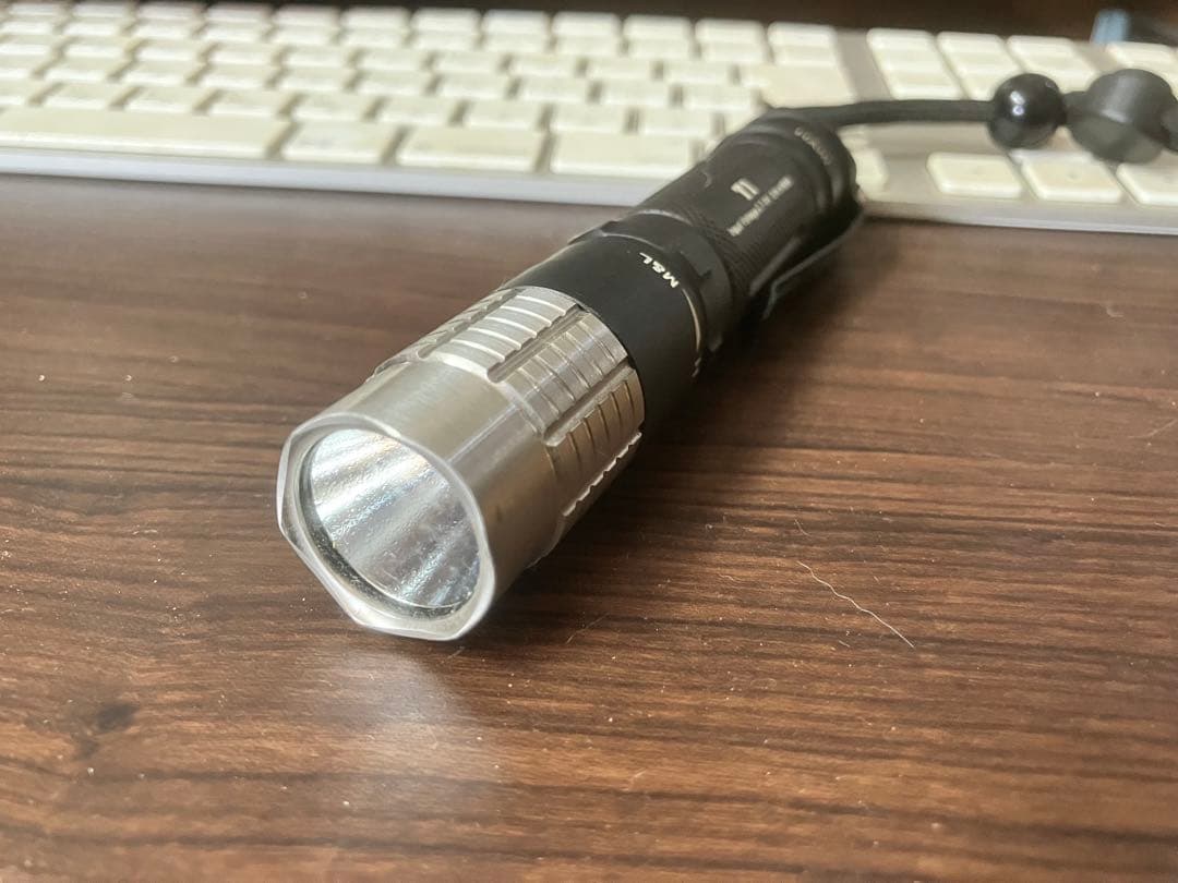 中古　新品非充電リチウム電池12本付けますLED懐中電灯