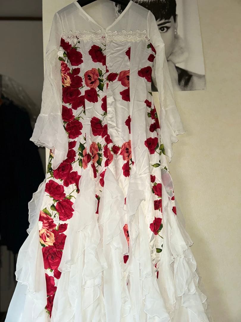 【試着のみ美品】フラメンコ衣装☆白地薔薇レース袖★軽やか豪華フリル