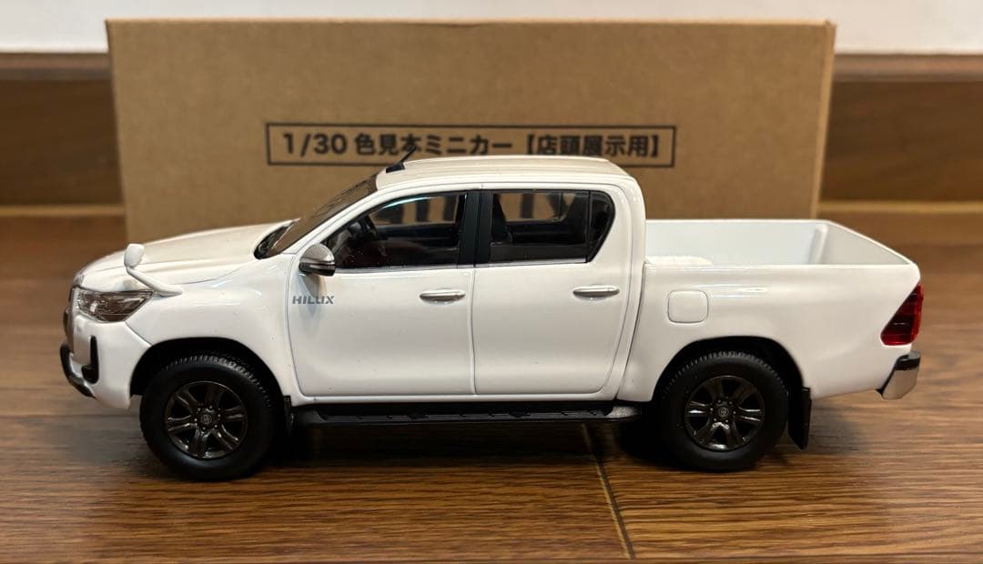 トヨタ ハイラックス スーパーホワイトⅡ 1/30 カラーサンプル 箱付【新品】