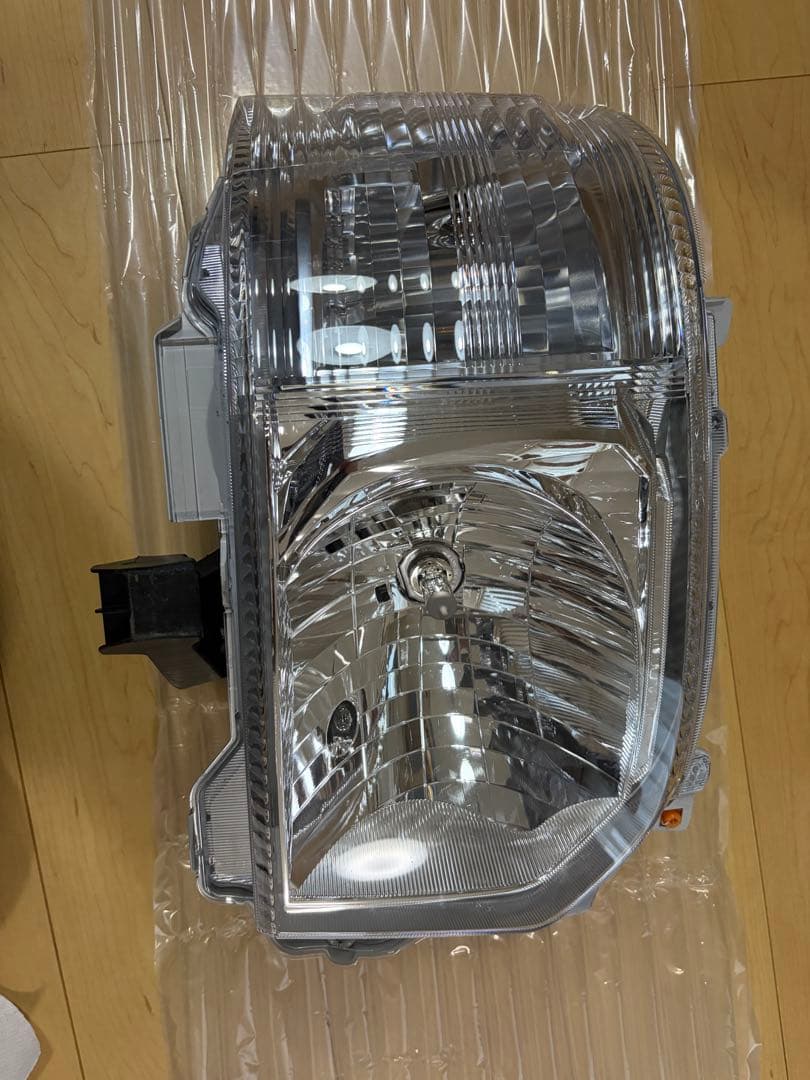 トヨタ 200系ハイエース ワゴンGL 6型純正ヘッドライト新車外し