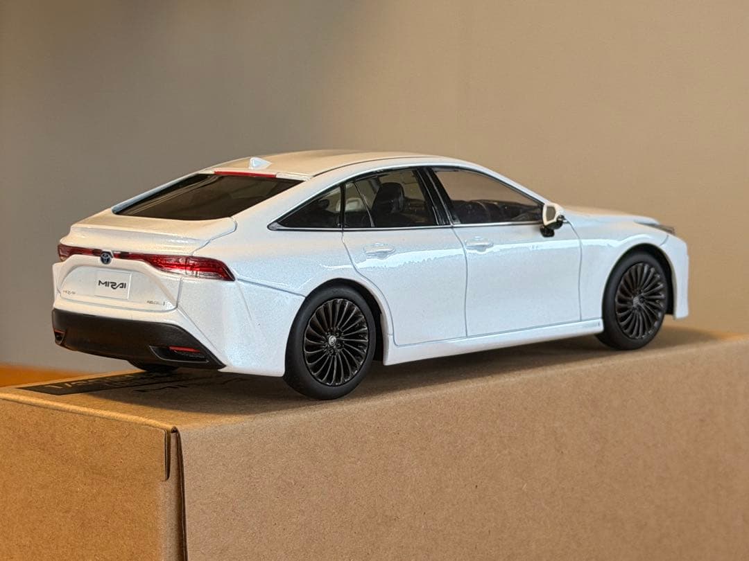 トヨタ ミライ カラーサンプル プレシャス ホワイトパール