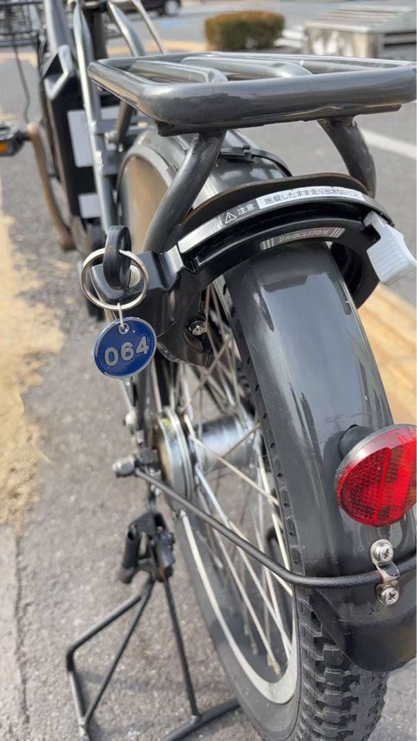 中古20㌅ブリヂストンビッケ電動アシスト自転車　8.7Ah 大阪　064