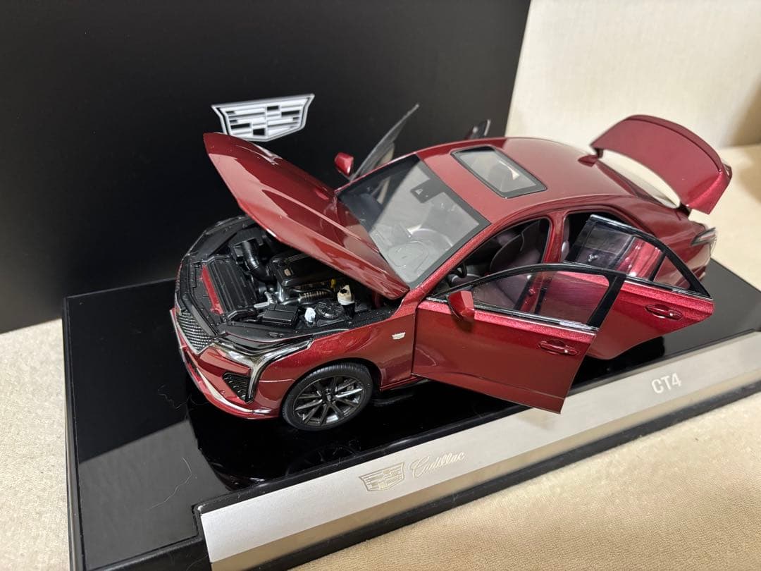 Cadillac CT4 1/18モデル ダイキャストカー