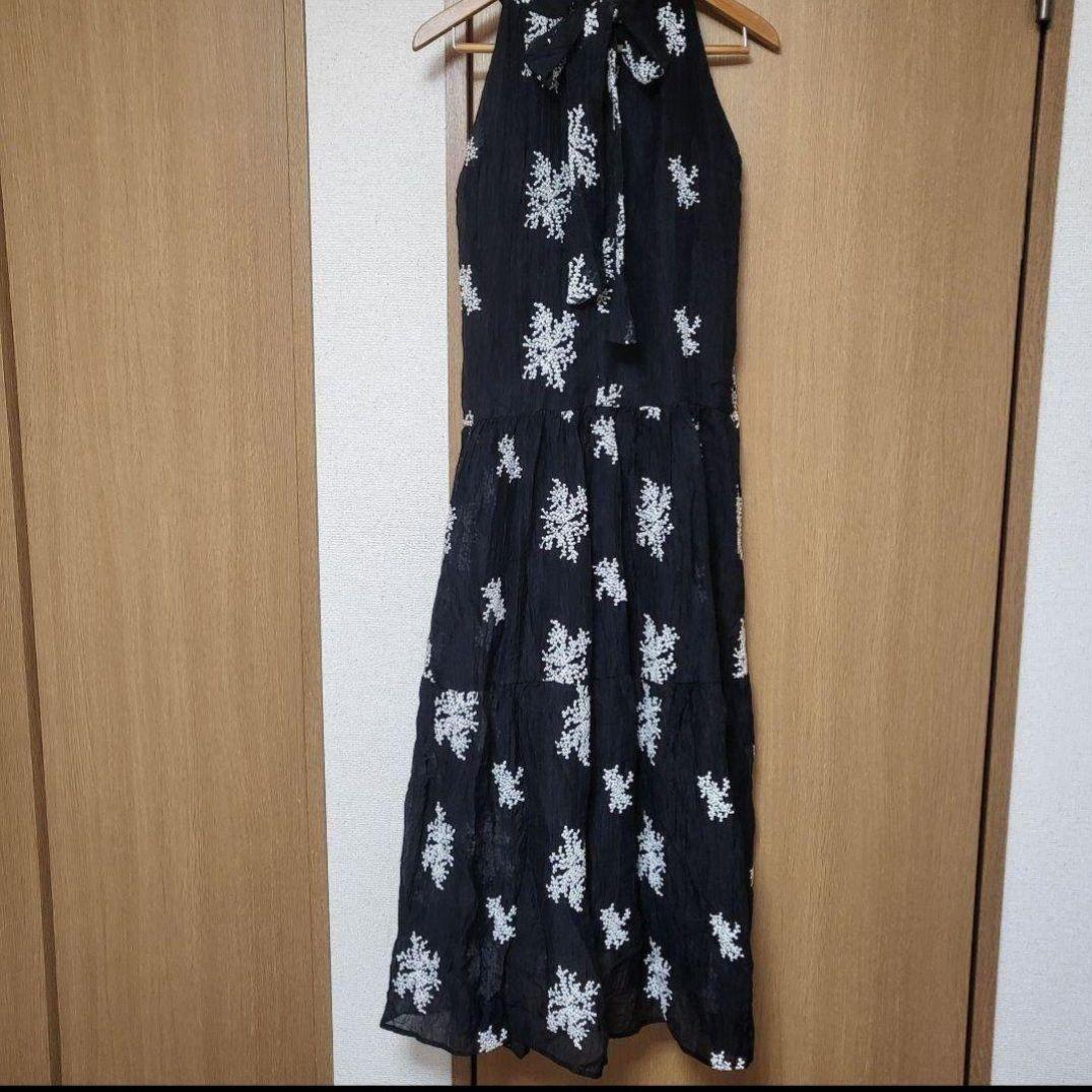 スタイルデリ　ミモザ刺繍のホルターネックティアードワンピース