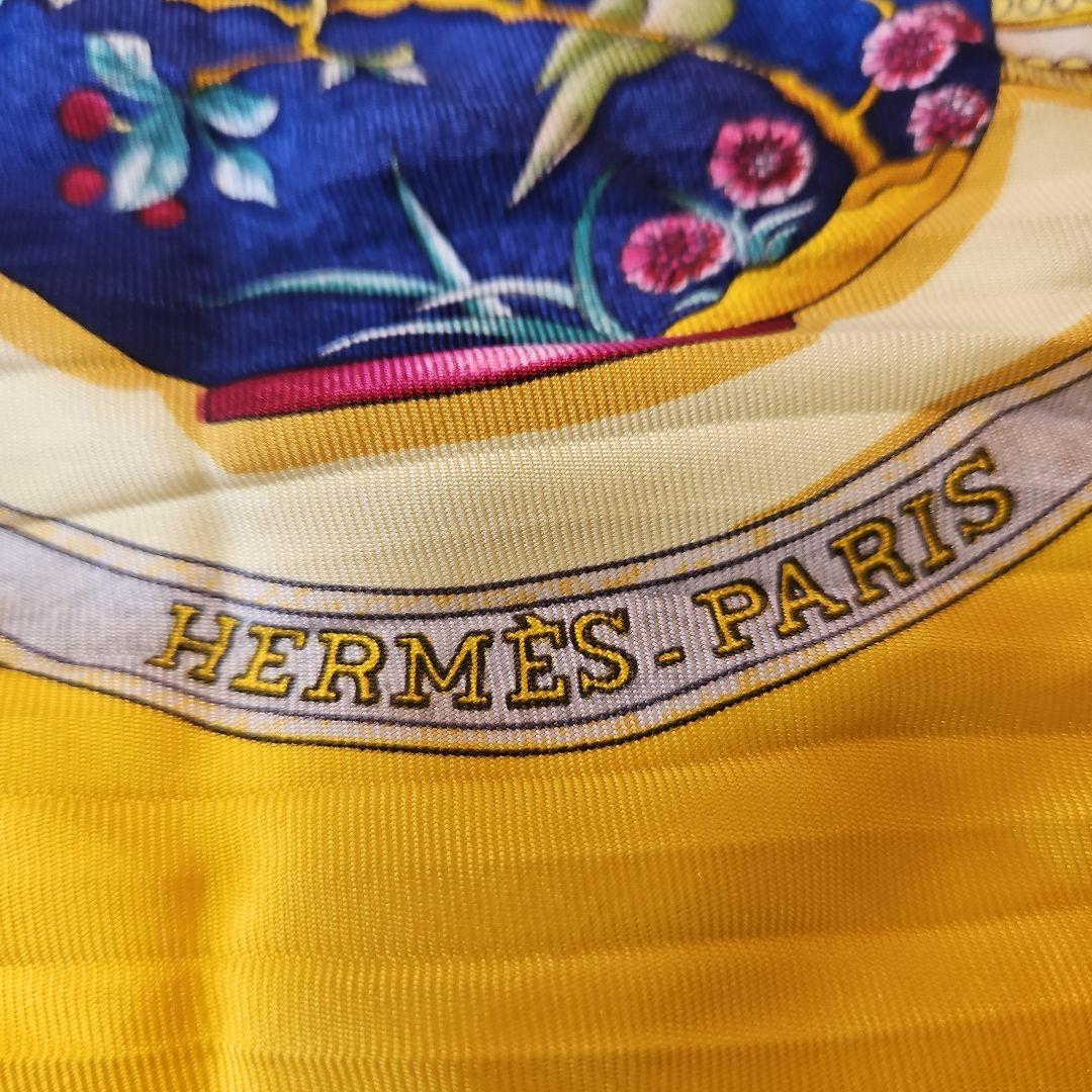 HERMÈS 香水瓶デザイン プリーツスカーフ