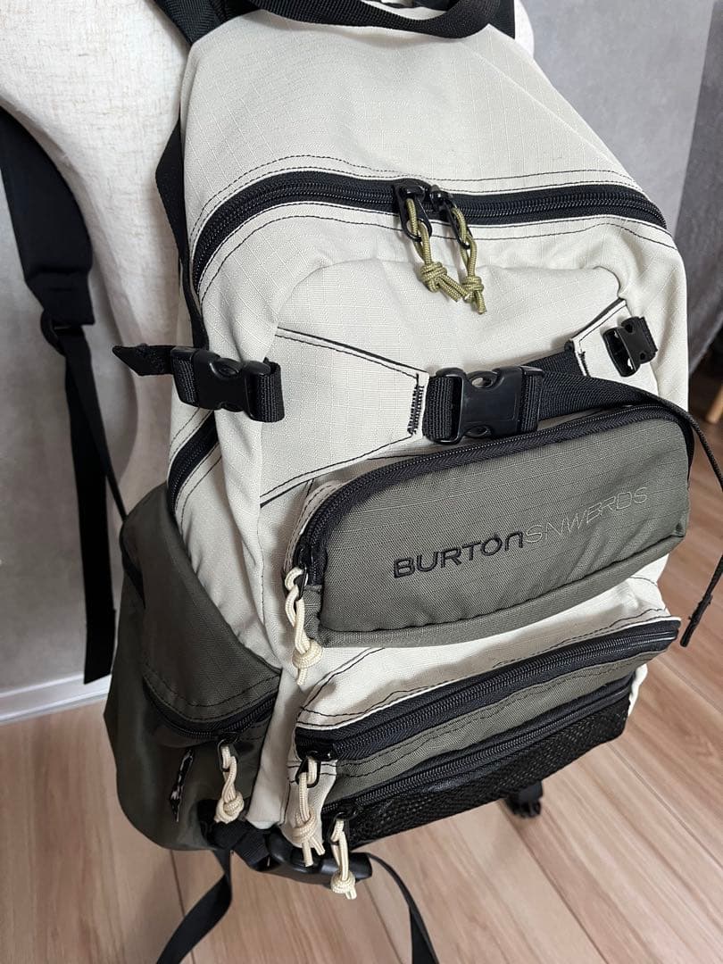 BURTONバートンリュックバックパックアウトドアベージュ刺繍ロゴスノーボード