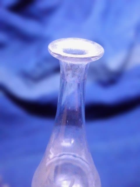 ヴィンテージ　彫りの綺麗なフラスコ型のガラスの一輪挿しです。水鳥がとても美しい