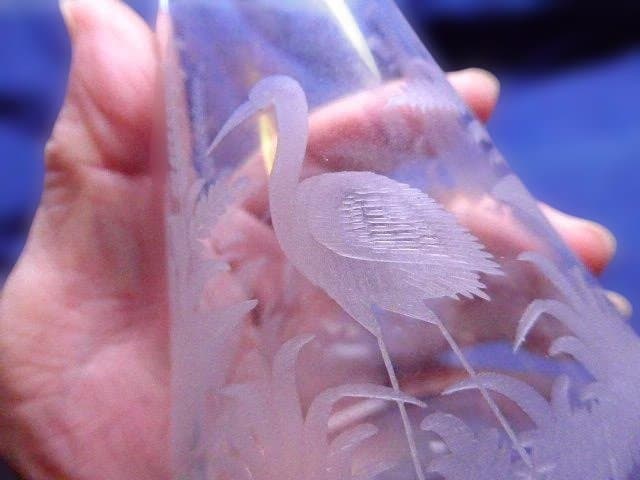 ヴィンテージ　彫りの綺麗なフラスコ型のガラスの一輪挿しです。水鳥がとても美しい