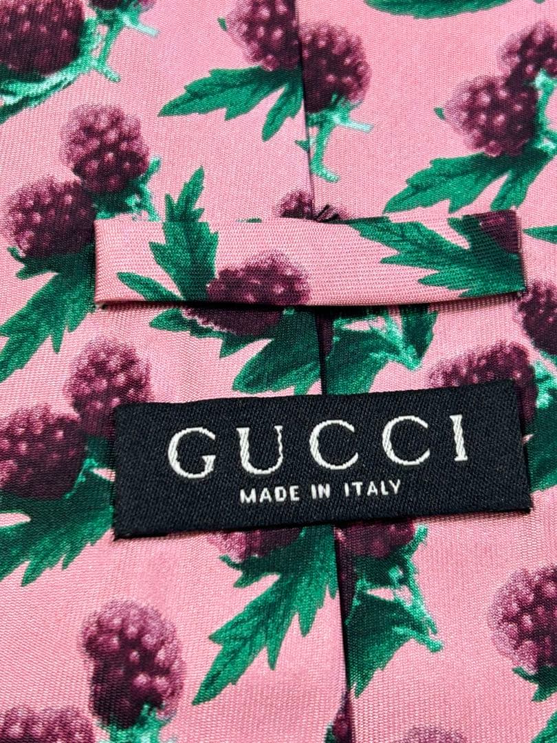 イタリア製　GUCCI ピンクカラーラズベリー柄　ネクタイ　シルク