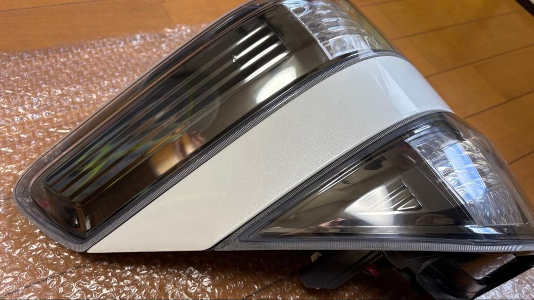 20 ヴェルファイア 25年式 後期 純正テール 美品