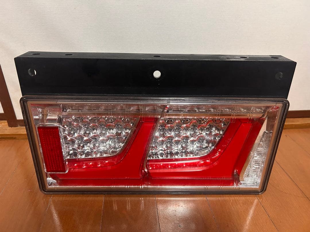 小糸　KOITO LED2連テールランプ(右側)