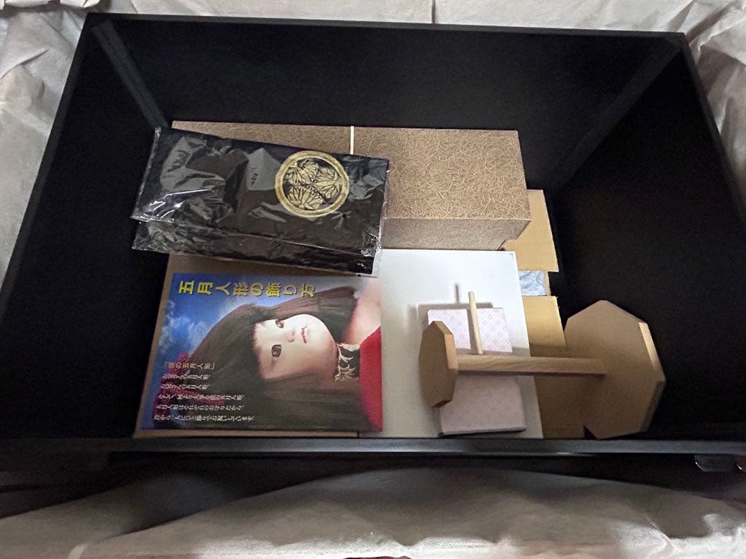 五月人形 伝統的な金色葉装飾兜