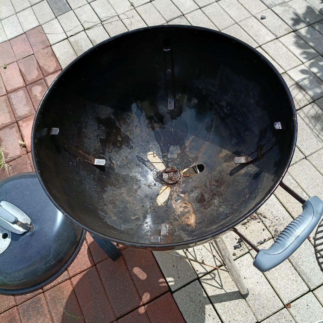 黒い丸型バーベキューコンロ