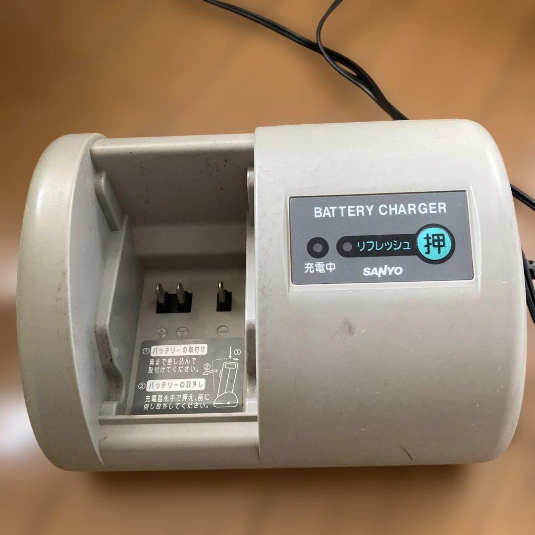サンヨー充電器　CY-PAA4 バッテリー付属します