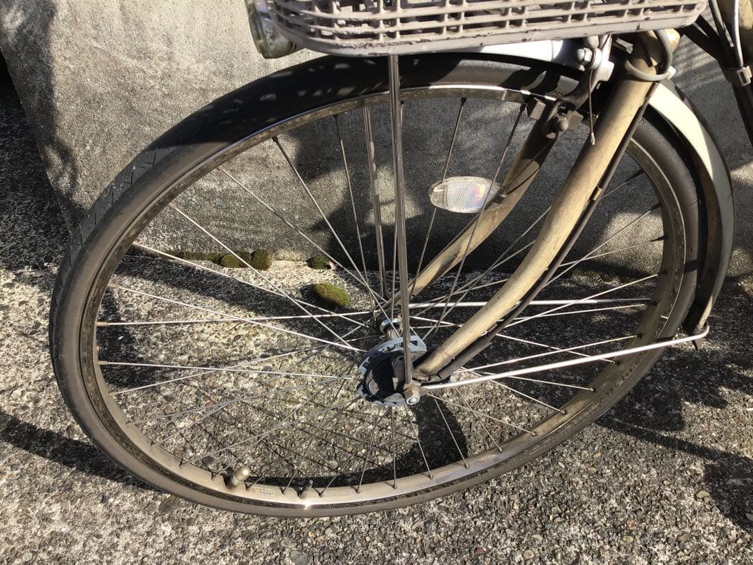 電動アシスト自転車 クリーム色 前後バスケット付き　(渋谷駅、原宿駅等で)