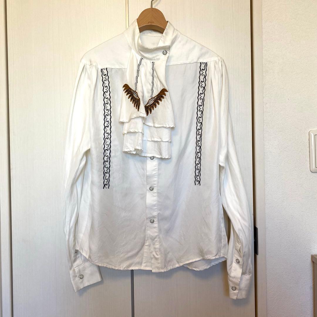 トーガプルラ TOGA PULLA ボウタイ刺繍とろみシャツ ホワイト